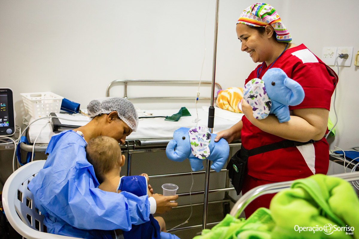 voluntária dando brinquedo para criança