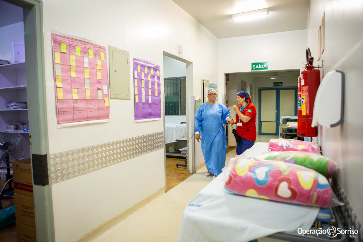 mãe e psicologa no corredor do centro cirúrgico
