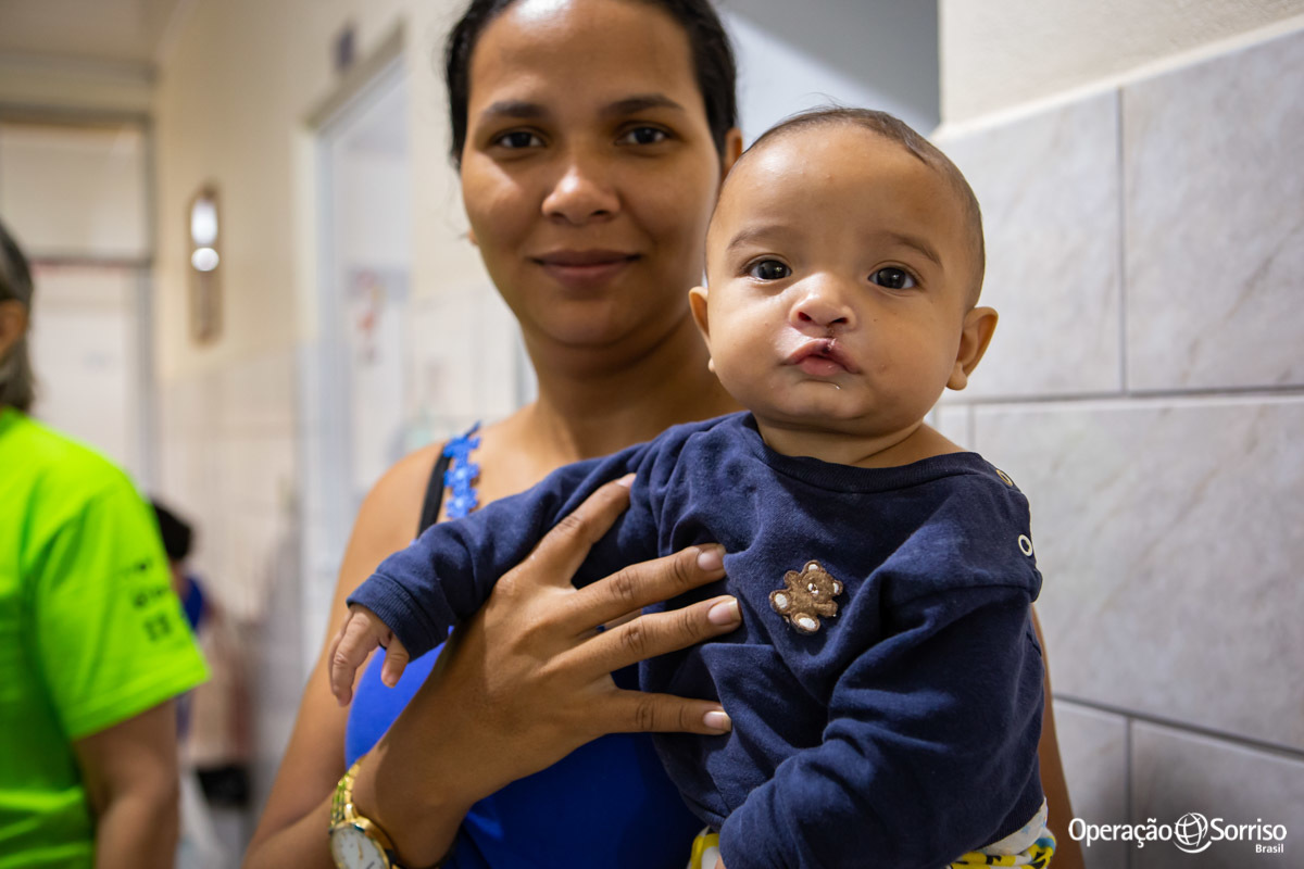 mãe e filho no colo