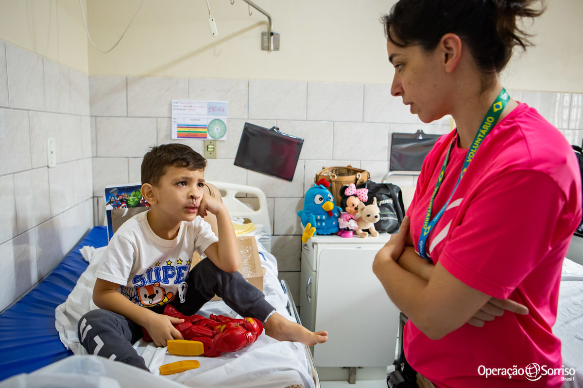 criança conversando com voluntária