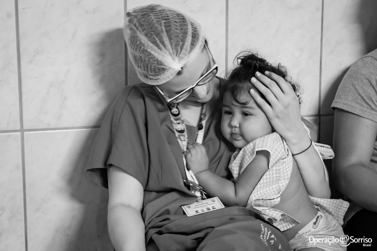 menina no colo da psicologa