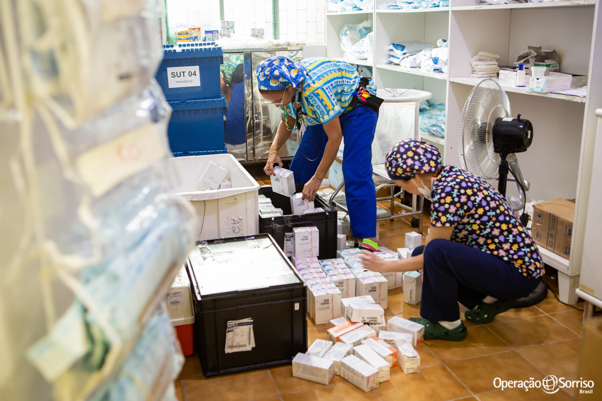 voluntárias guardando remedios