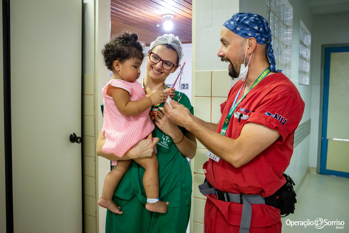 criança nos braços de voluntária