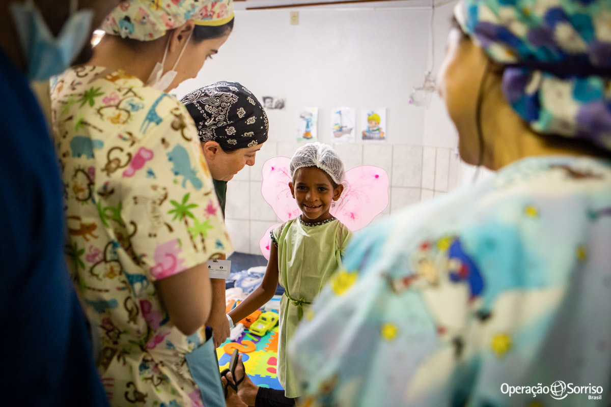 criança com enfermeiras