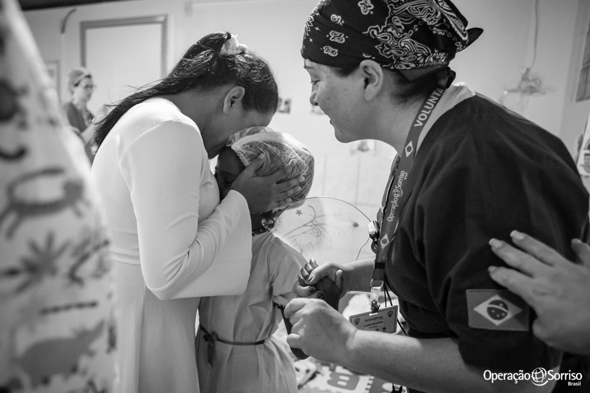 criança se despedindo da mãe 