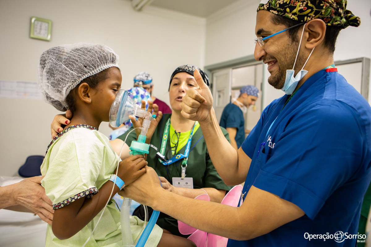 menina com mascara no rosto em maca