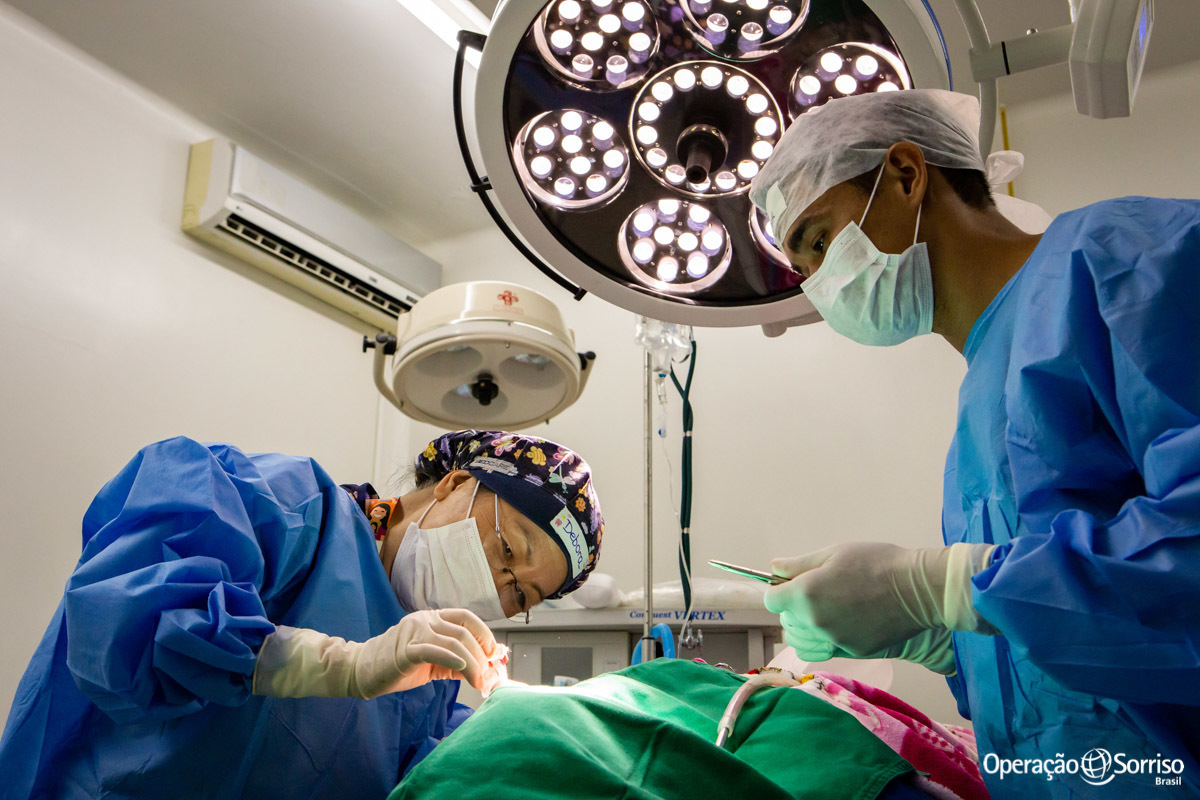 dentistas extraindo dentes