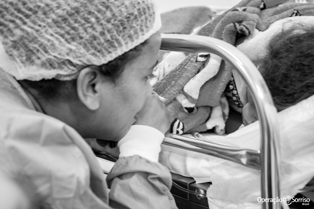 mãe olhando para filha após a cirurgia