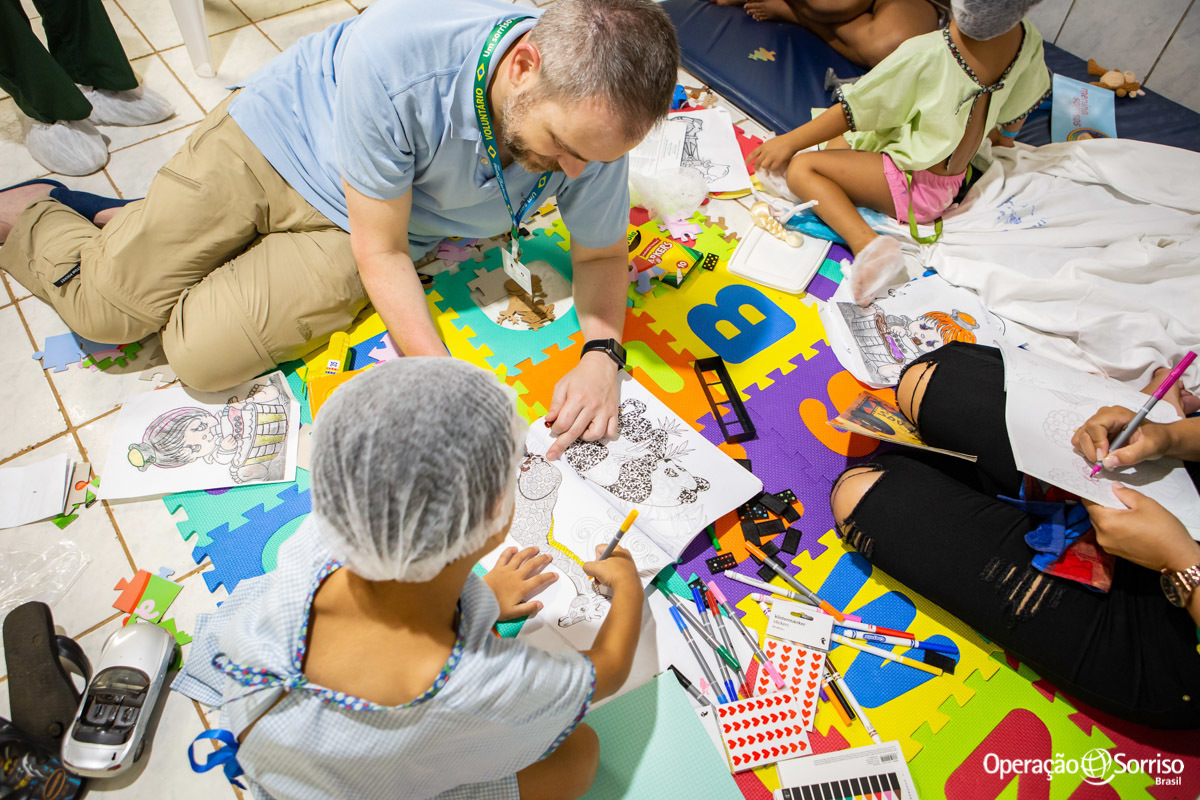voluntário brincando com criança