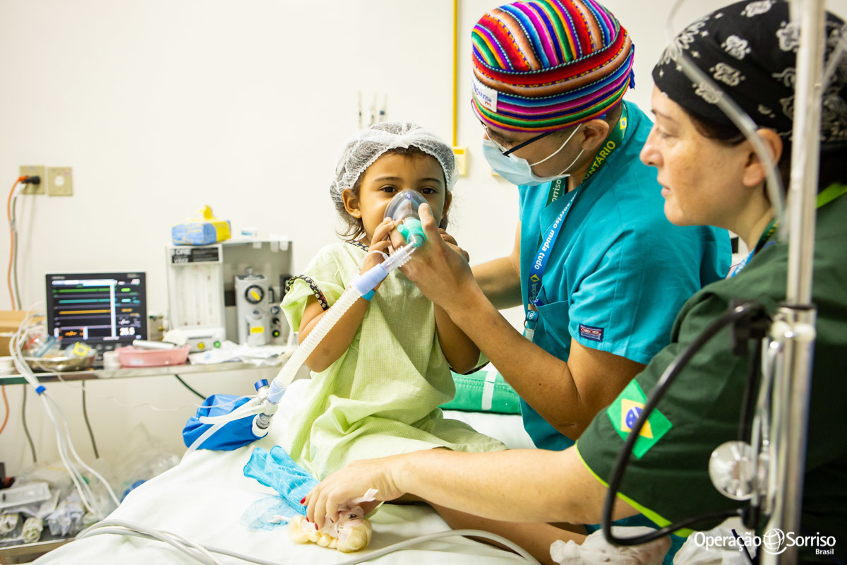 menina com mascara no rosto e medico