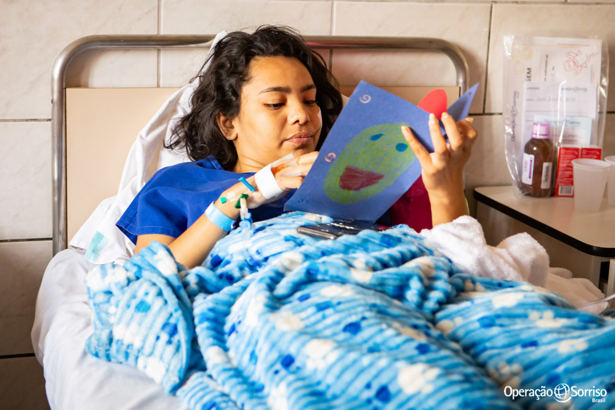 paciente lendo cartão que recebeu de presente