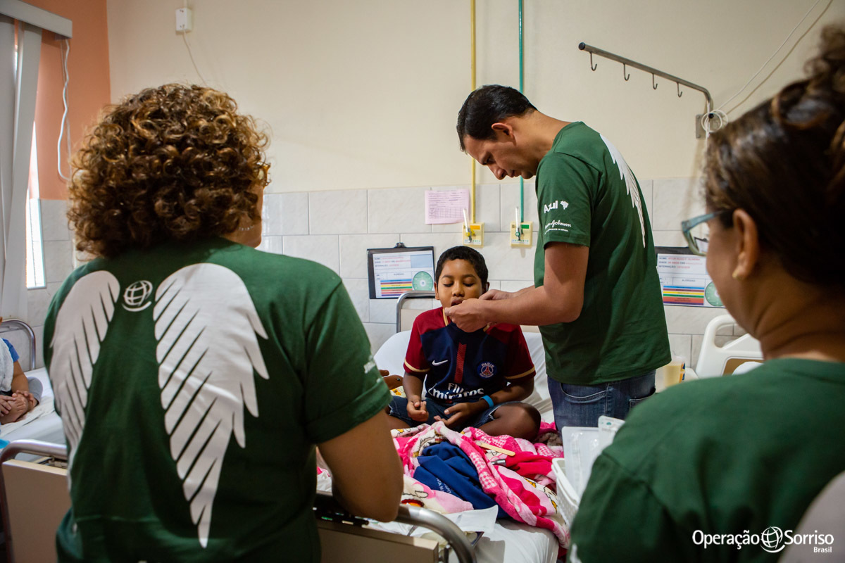 médico removendo ponto de criança 1 dia após a cirurgia