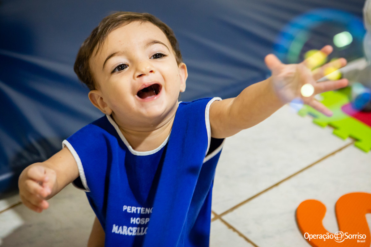 criança brincando com bolhas de sabão