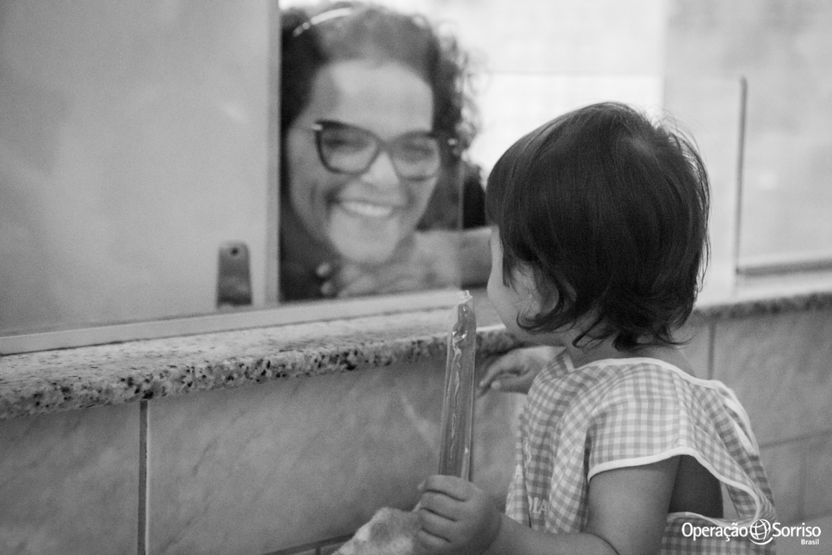 enfermeira sorrindo para criança