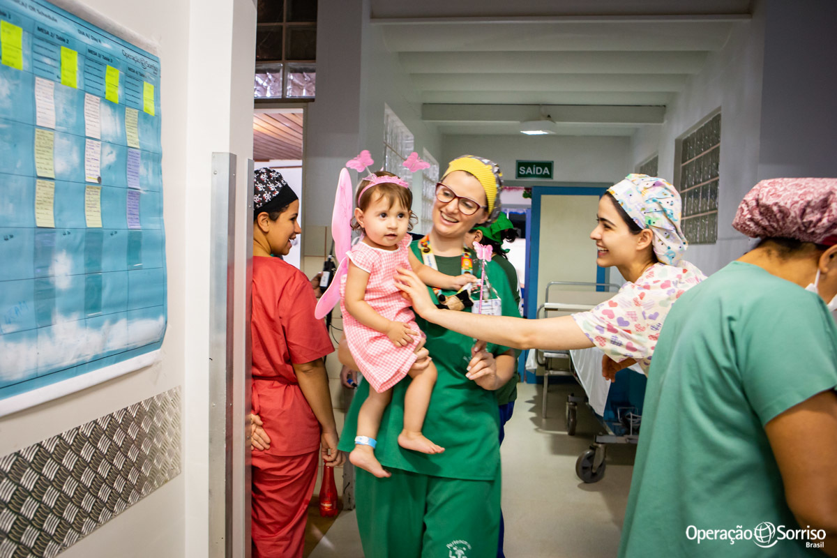 menina entrando no centro cirurgico fantasiada de fada