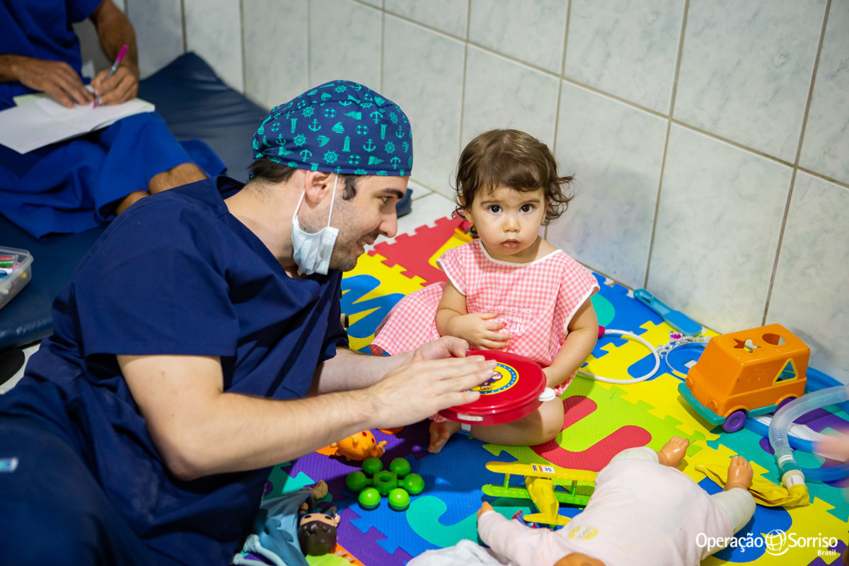 menina brincando com médico