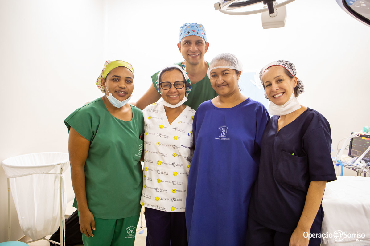 equipe médica com paciente