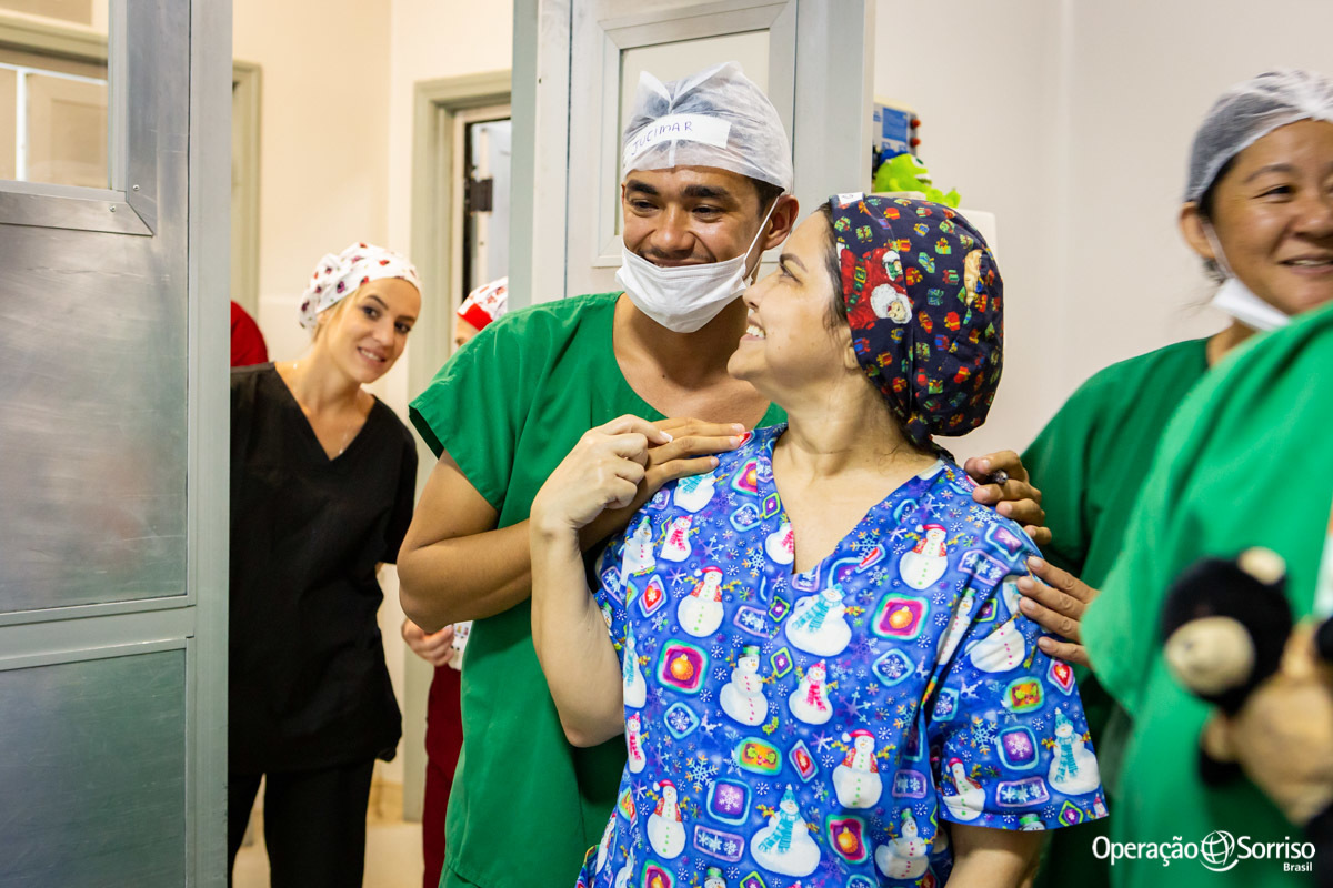 voluntário chorando ao ver mãe com filha