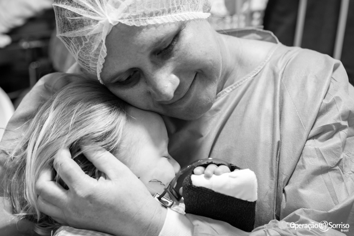 mae abraçada com filha