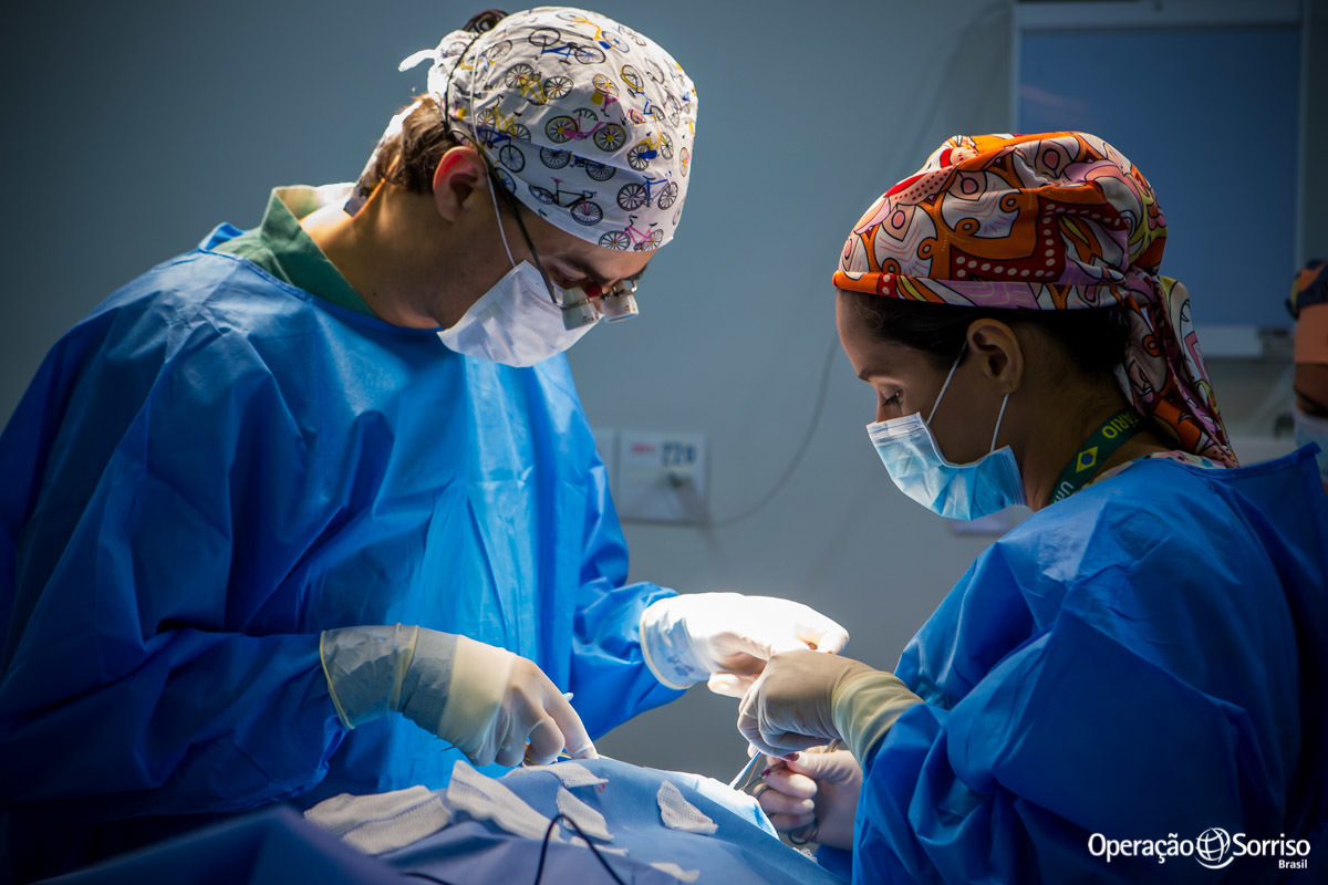 médicos realizando a cirurgia