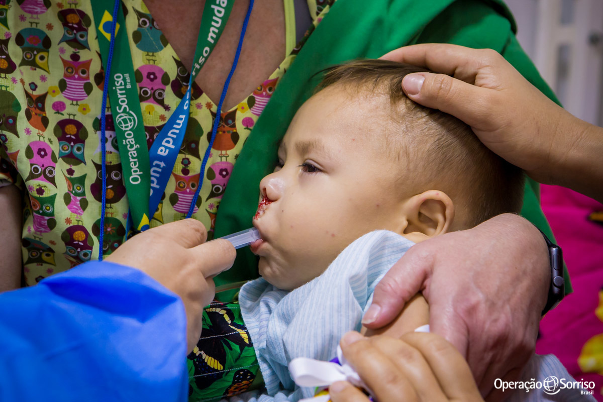 menino tomando agua de coco na seringa