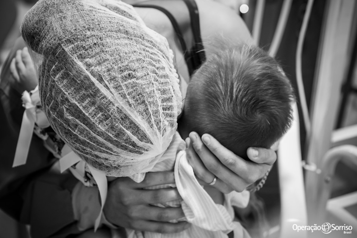 mãe abraçada ao filho e chorando ao vê-lo após cirurgia