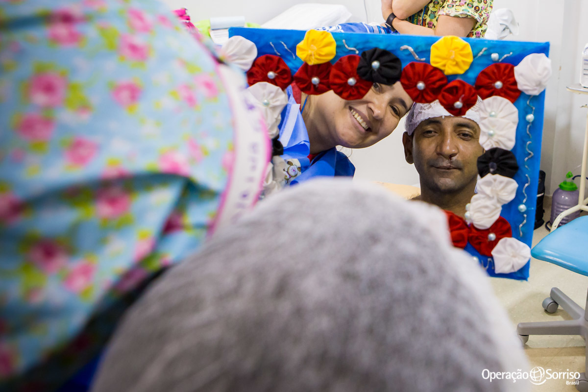 enfermeira e paciente se olhando no espelho após a cirurgia