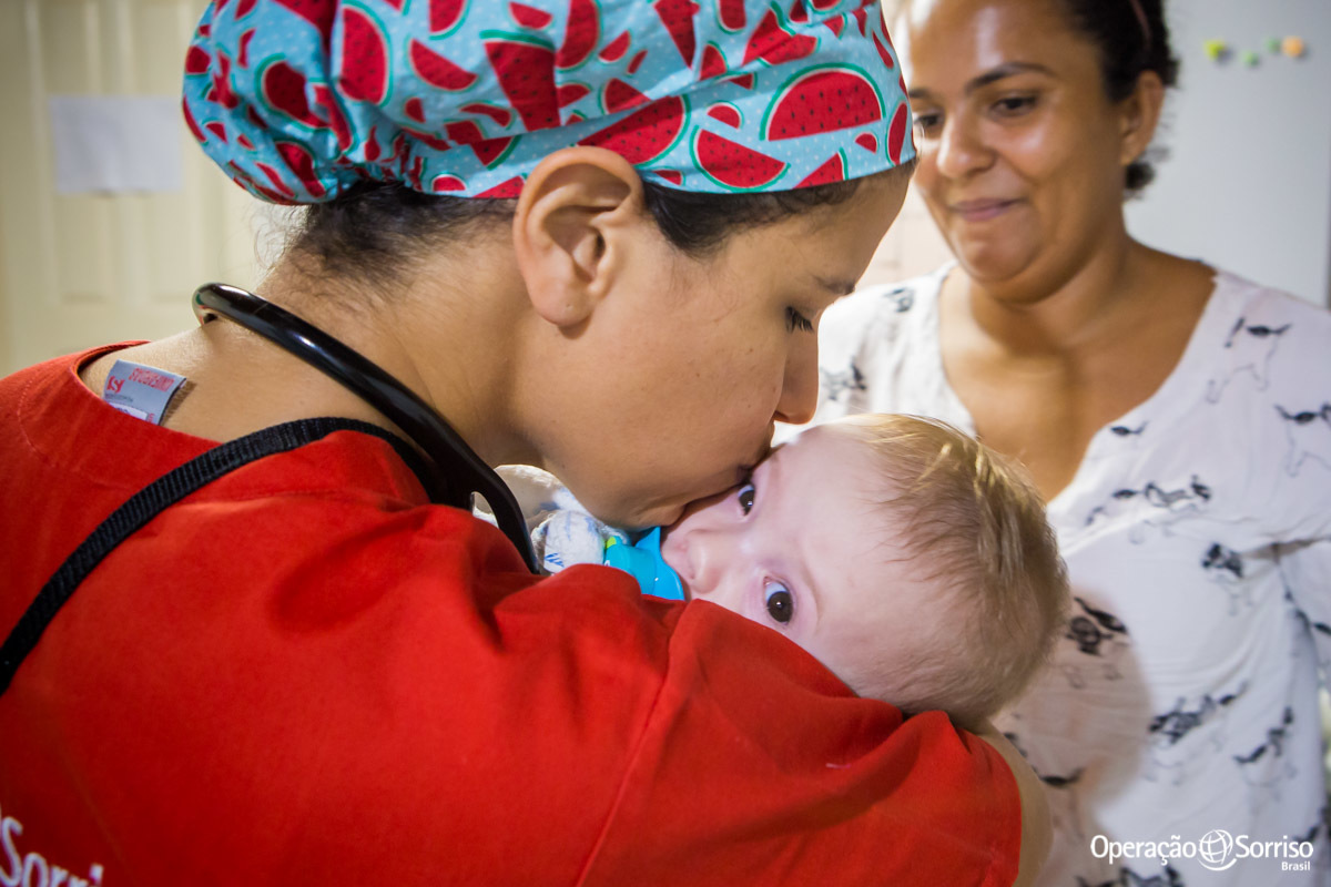 criança no colo da médica 