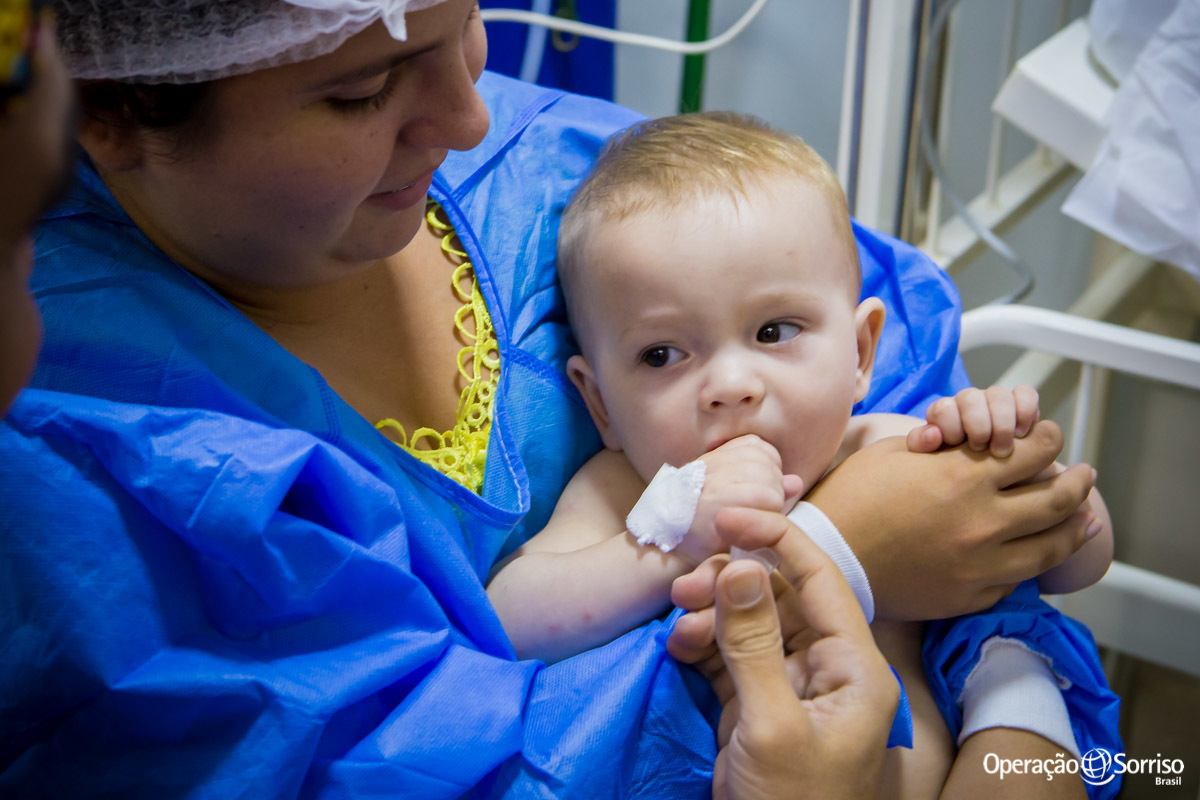 criança tomando agua de coco na seringa
