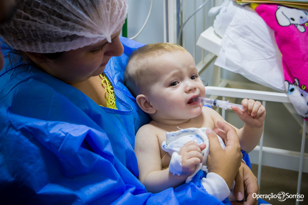 criança tomando agua de coco na seringa