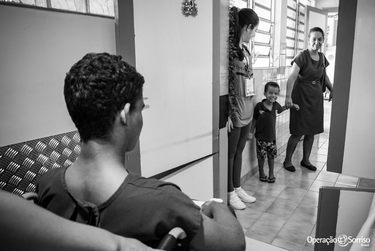 menino olhando para o irmão após cirurgia  sorrindo