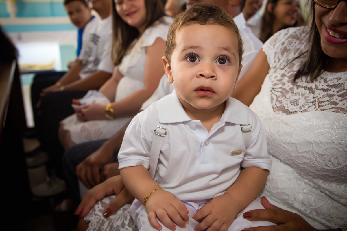 criança olhando para a foto