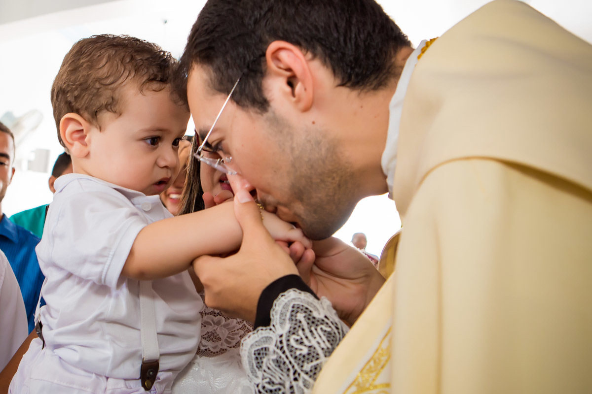 padre beijando a mão da criança
