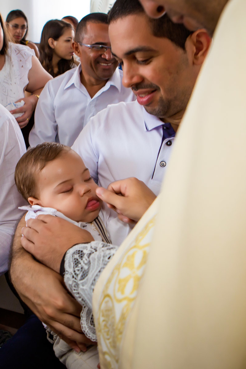 padre fazendo carinho em criança enquanto ela dorme