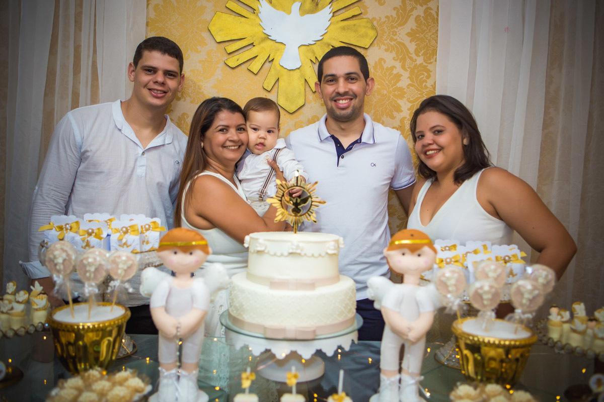 pais e padrinhos com criança