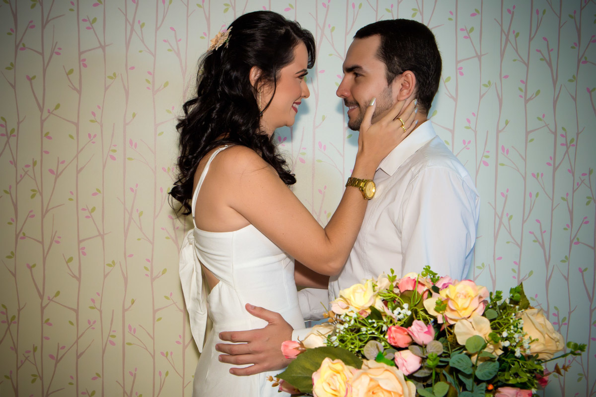 Noivos abraçados de frente se olhando antes o casamento no Cartorio de Parnamirim