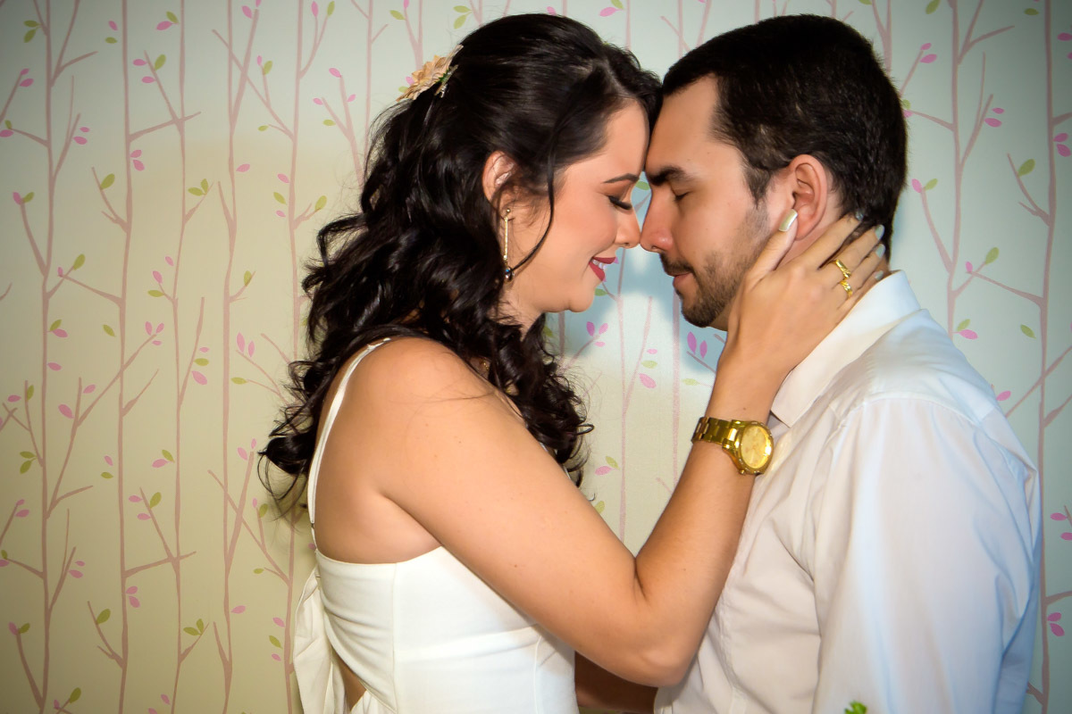 Noivos abraçados de frente se com olhos fechados e cabeças encostadas antes do casamento no Cartorio de Parnamirim