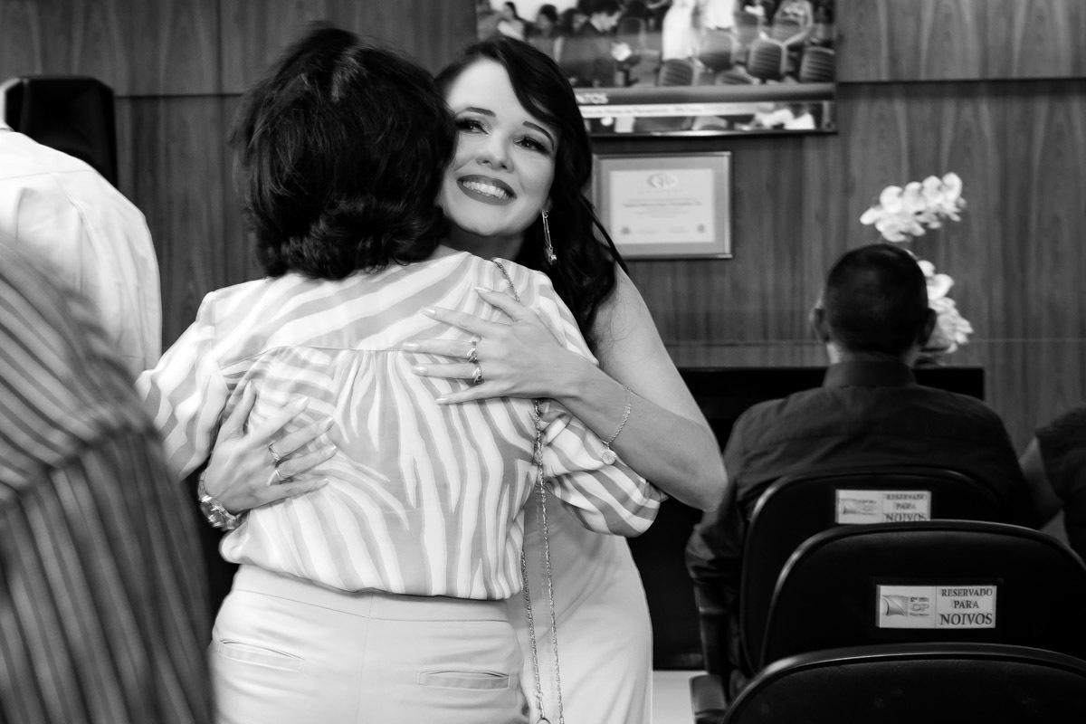 noiva abraçando a sogra no cartório de Parnamirim
