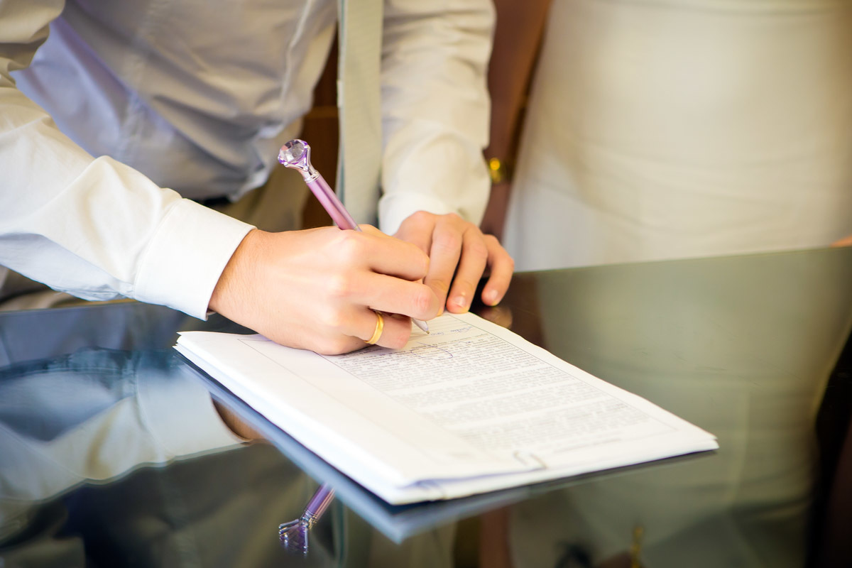Noivo assinando certidão de casamento no Cartorio de Parnamirim