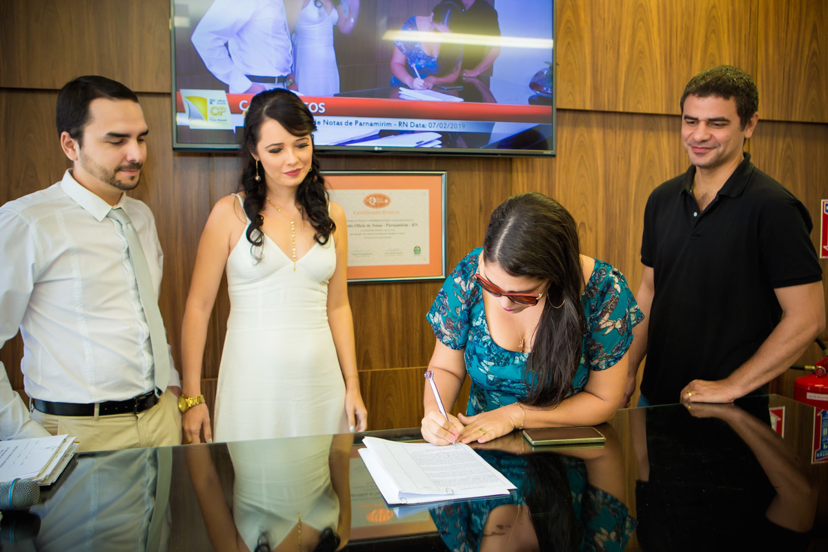 madrinha assinando certidão de casamento no Cartorio de Parnamirim