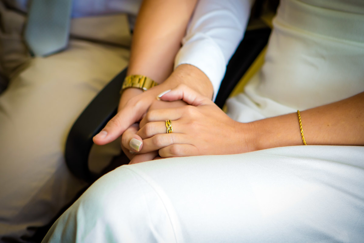 mão dos noivos durante cerimonia em cartório de Parnamirim
