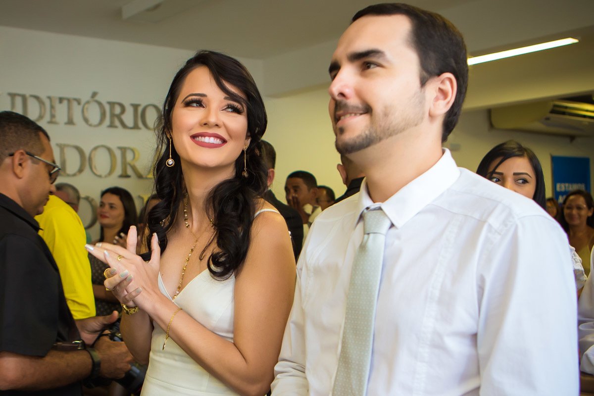 noiva olhando para o noivo durante cerimonia em cartório de Parnamirim