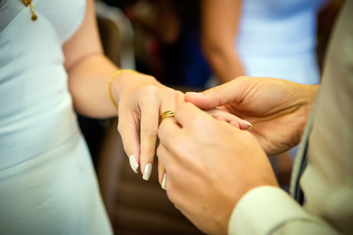 noivo colocando aliança no dedo da noiva na cerimonia em cartório de Parnamirim