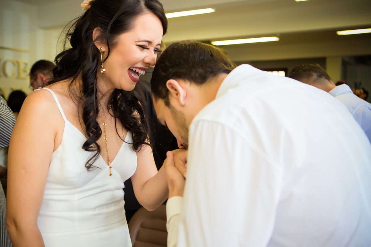 noivo beijando mão da noiva na cerimonia em cartório de Parnamirim