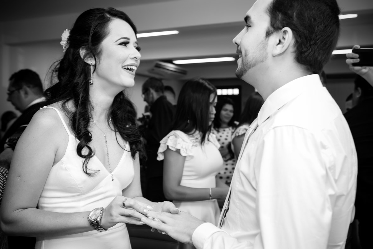 noiva colocando aliança no dedo do noivo na cerimonia em cartório de Parnamirim