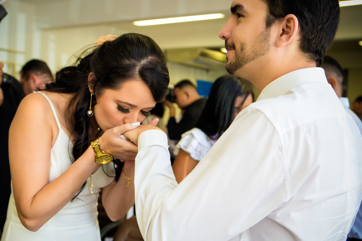noiva beijando mão do noivo na cerimonia em cartório de Parnamirim