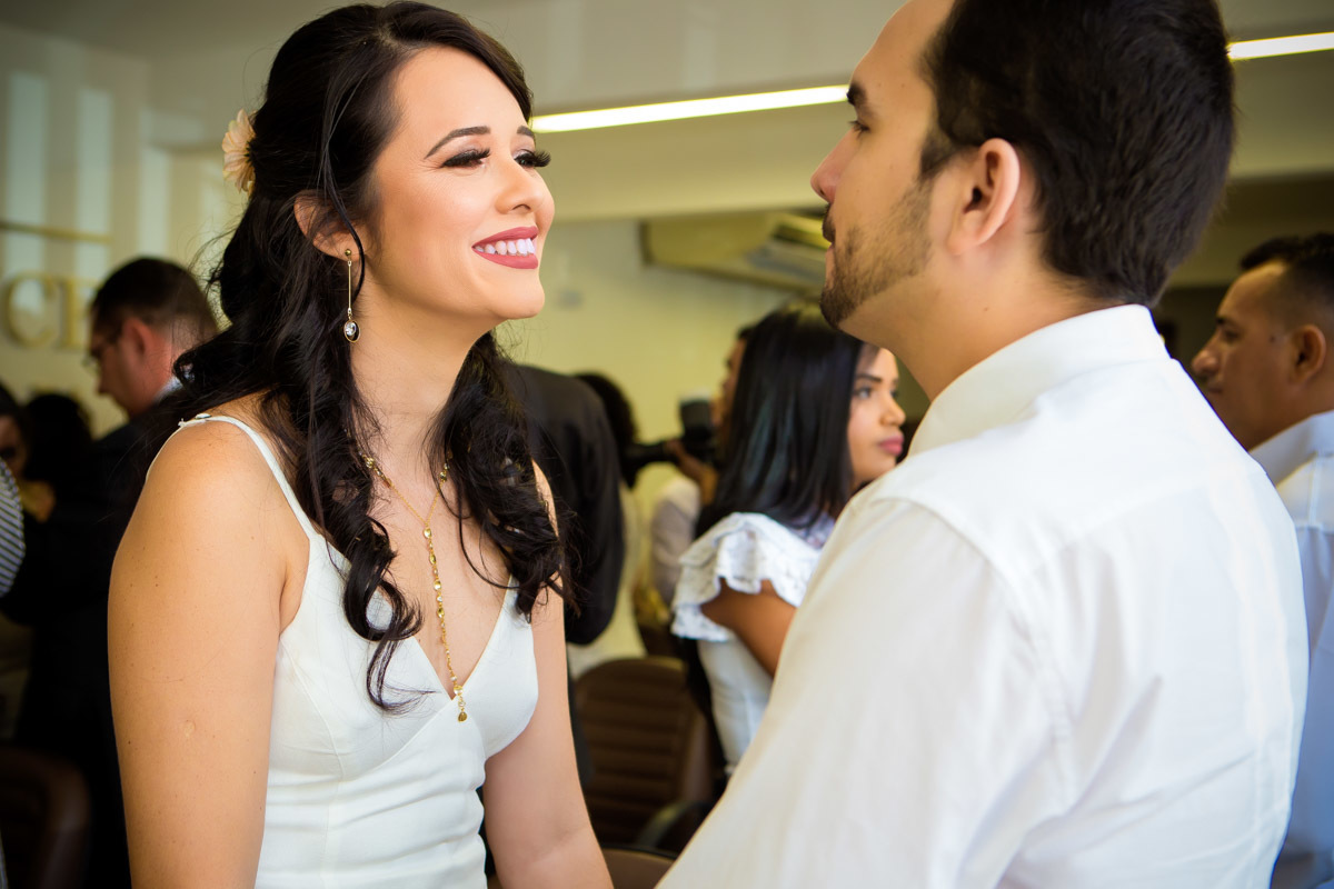 noiva olhando para noivo e sorrindo durante cerimonia em cartório de Parnamirim