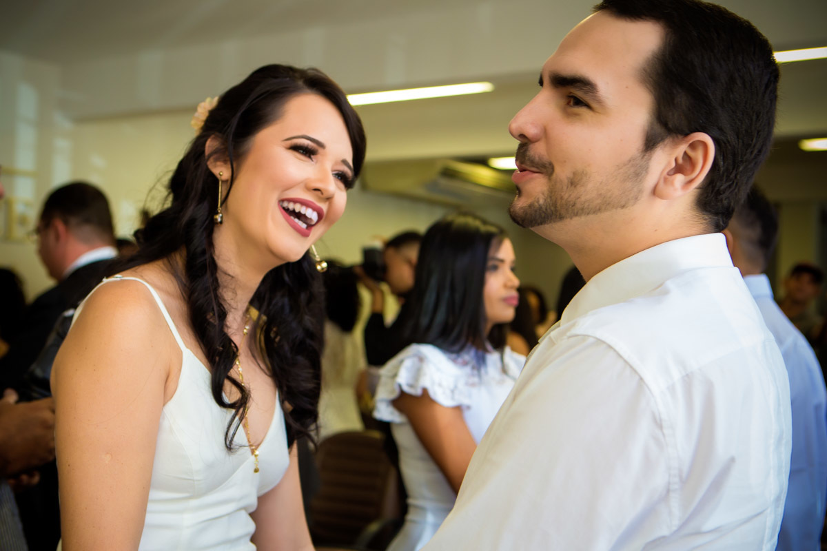 noivos se olhando e sorrindo durante cerimonia em cartório de Parnamirim