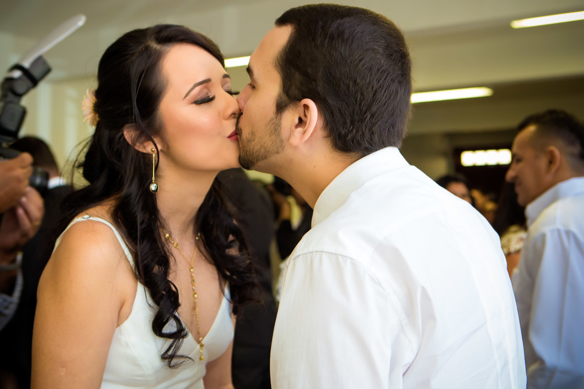 noivos se beijando durante cerimonia em cartório de Parnamirim