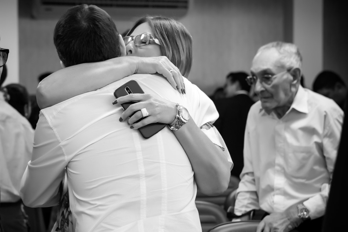 noivo abraçando a sogra no cartório de Parnamirim